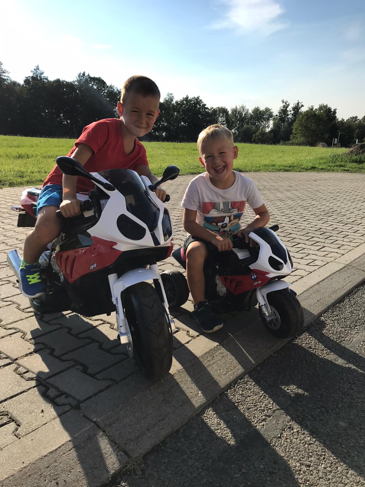 Dětská elektrická motorka BMW S1000RR Maxi červená - Obrázek 2