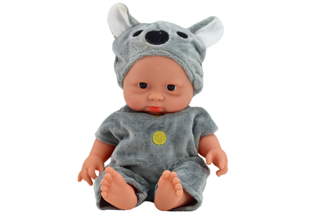 Malá panenka batole v šedém oblečku a čepičce koala - Obrázek 2