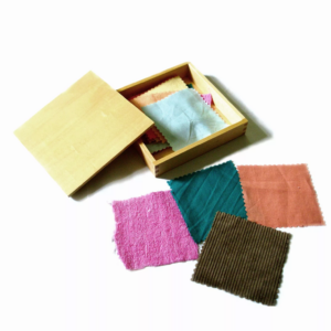 Moyo Montessori Moyo Montessori Krabička s látkami