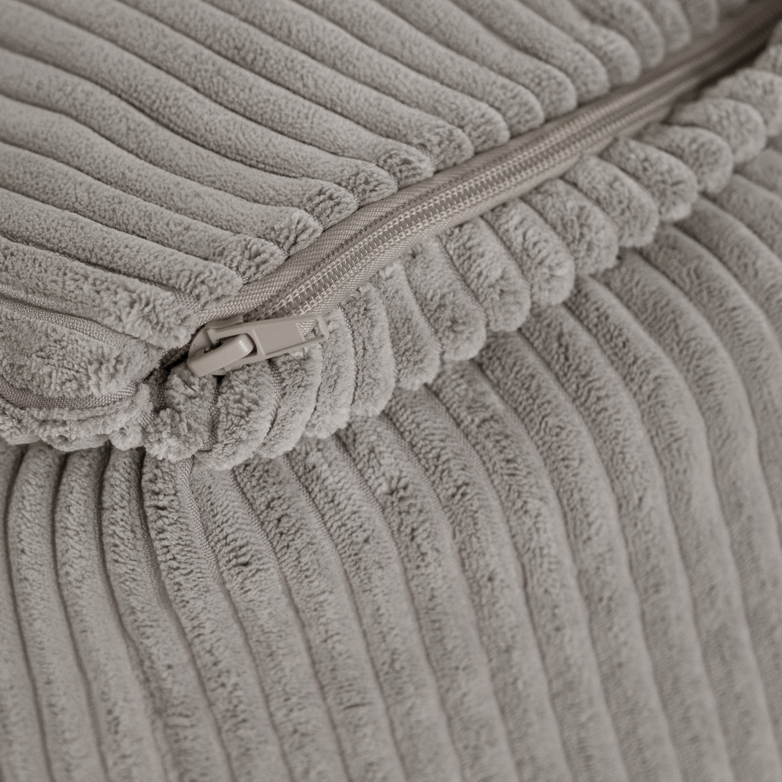 PLUSH NEST PLUSH NEST Dětské čtvercové křesílko Puffy Manšestr 77 × 67 × 50 cm béžové - Obrázek 2