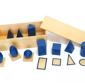 Moyo Montessori Moyo Montessori Geometrická tělesa s podstavci a krabicí